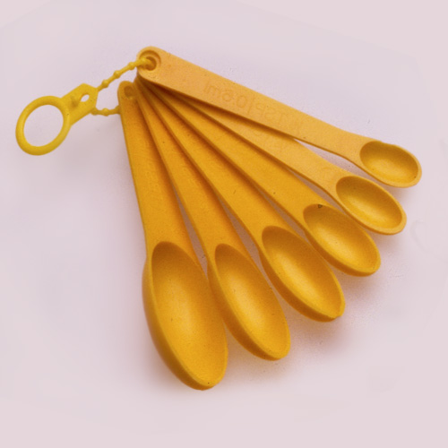 Measuring spoons fanned out